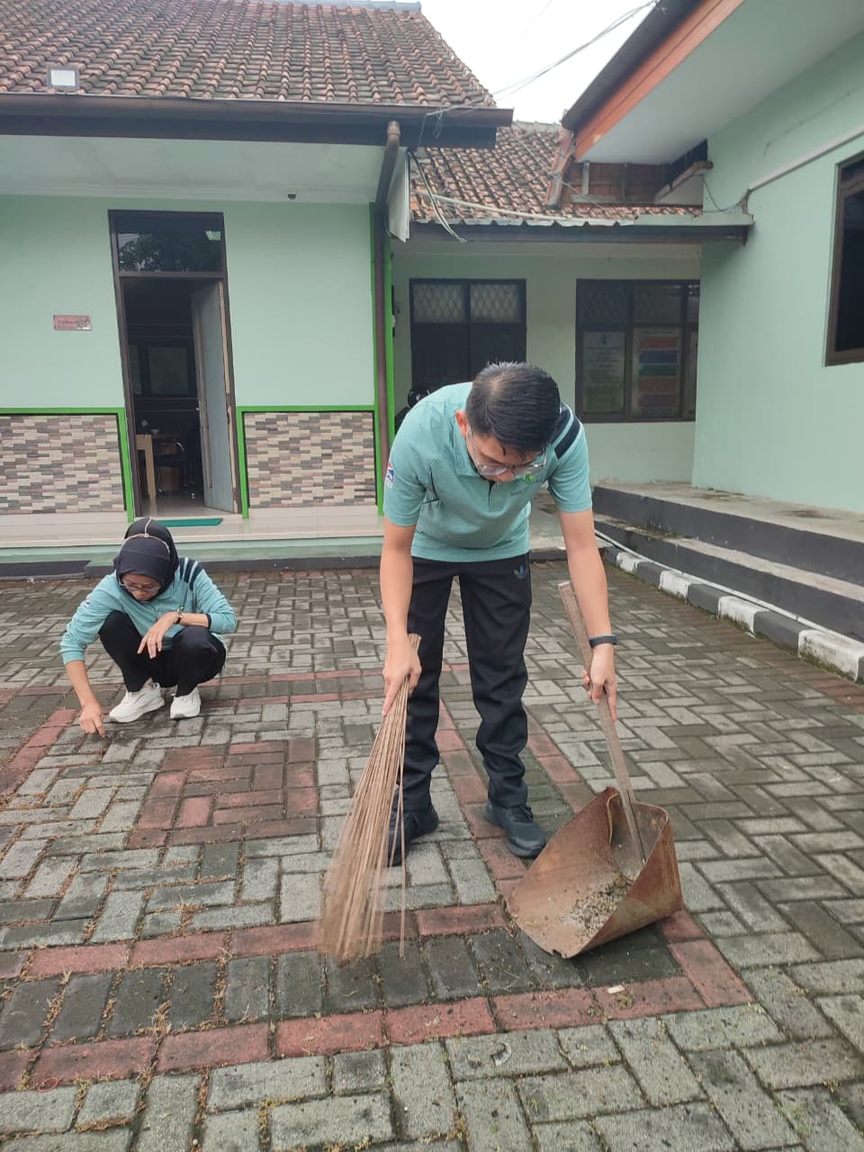 Dengan seragam baru, BPR Artha Sukapura lakukan kegiatan rutin jumsih