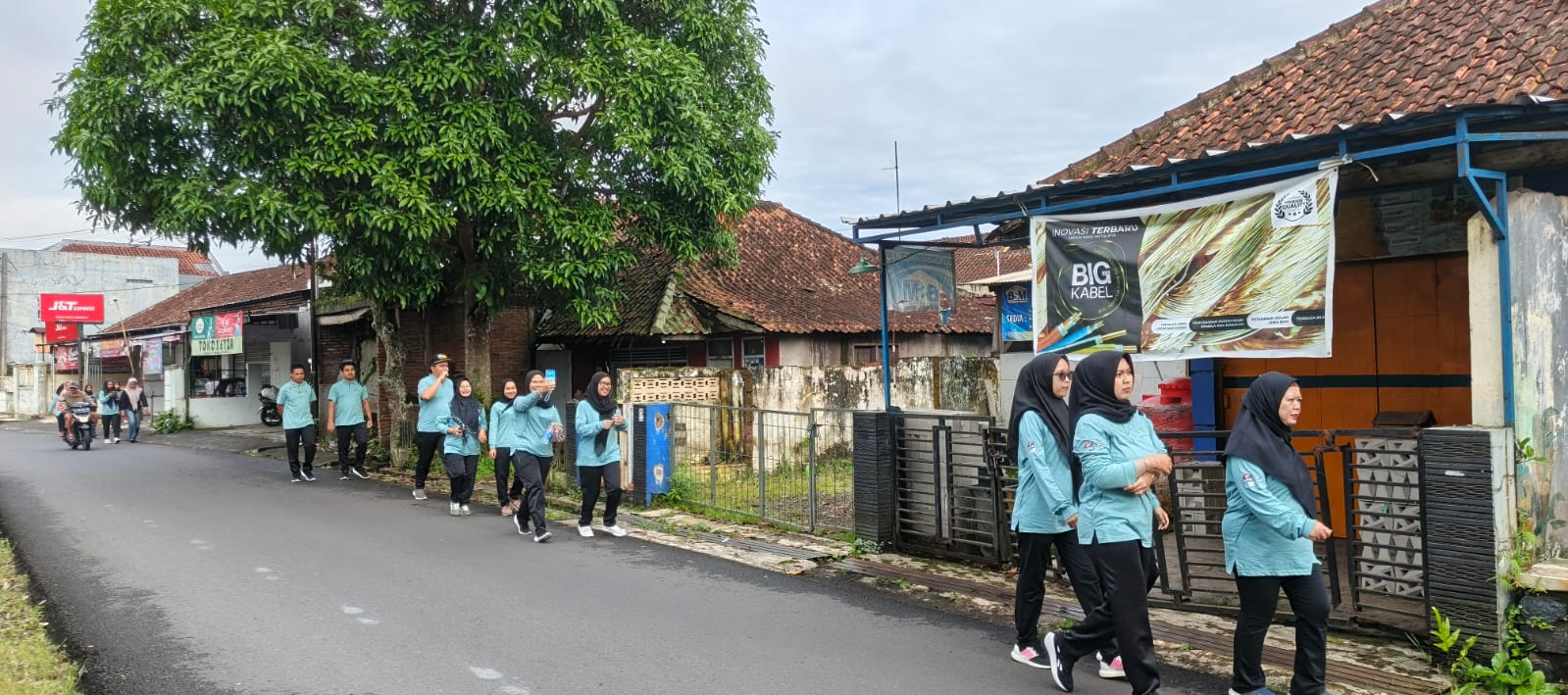 Jalankan Hidup Sehat, Pegawai BPR Artha Sukapura Melakukan Jalan Santai