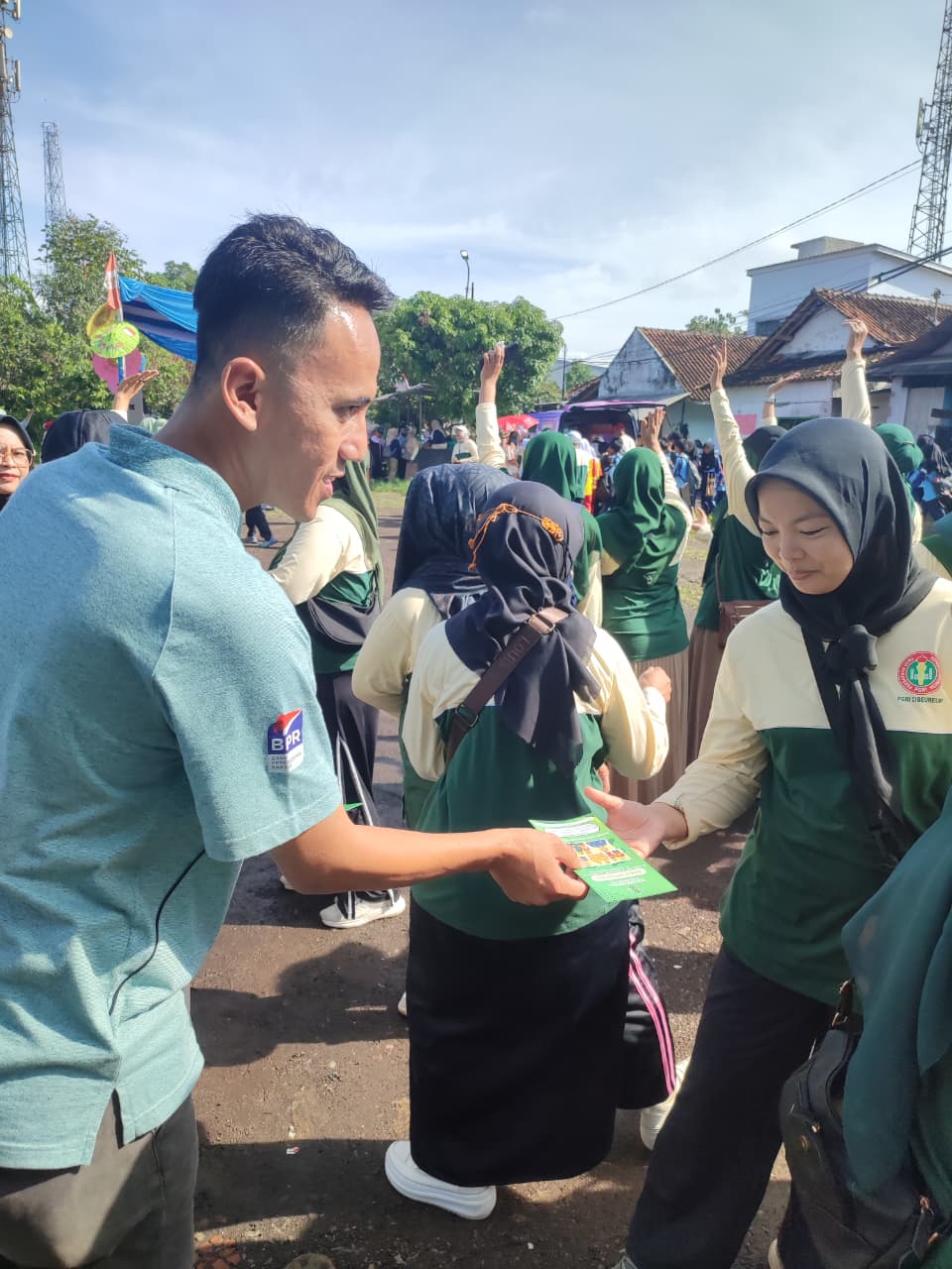 Langkah Sehat & Solusi Keuangan: BPR Artha Sukapura Meriahkan Jalan Santai PGRI